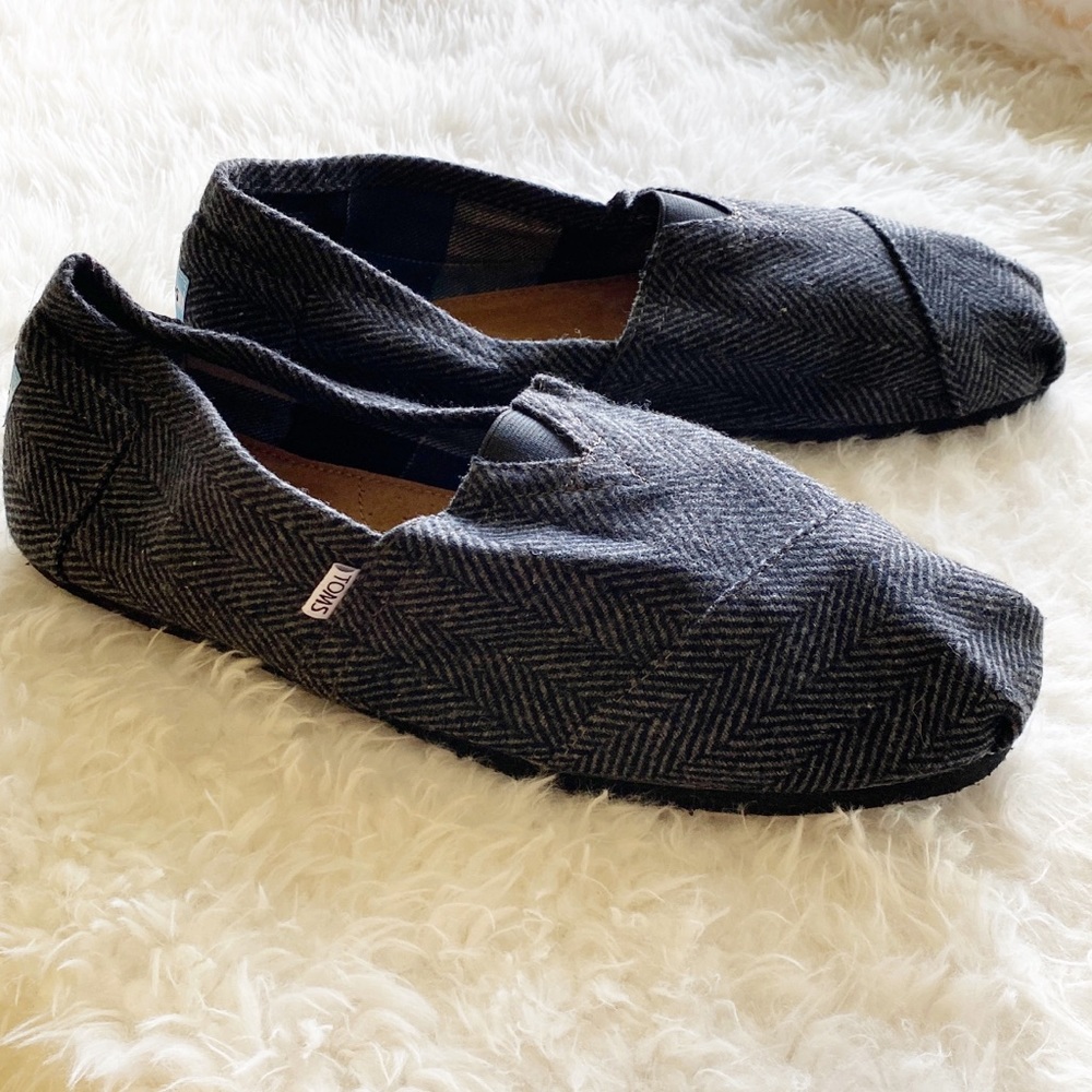NWOT TOMS slip on
